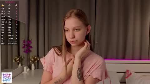 Snapshot of dollyburruss chatting on 10/07/25, 06:38 Emilia online show from 10/07/25, 06:38