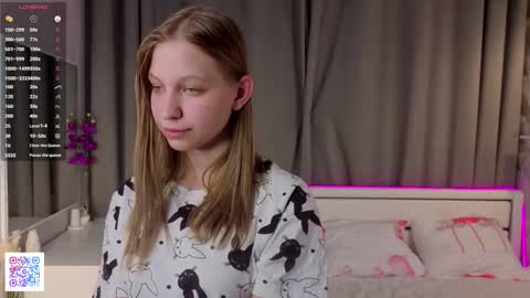 Snapshot of dollyburruss chatting on 10/16/25, 07:15 Emilia online show from 10/16/25, 07:15