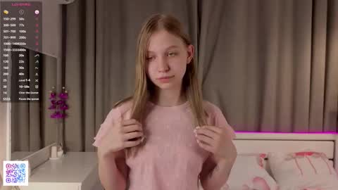 Snapshot of dollyburruss chatting on 10/18/25, 06:08 Emilia online show from 10/18/25, 06:08