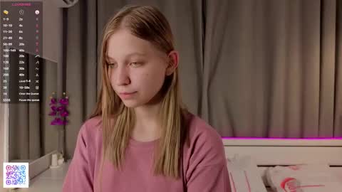 Snapshot of dollyburruss chatting on 10/19/25, 06:08 Emilia online show from 10/19/25, 06:08