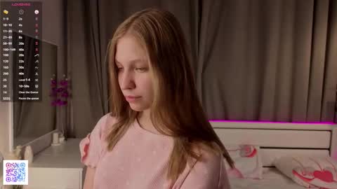 Snapshot of dollyburruss chatting on 10/21/25, 06:08 Emilia online show from 10/21/25, 06:08