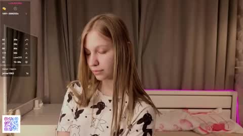 Snapshot of dollyburruss chatting on 10/23/25, 06:17 Emilia online show from 10/23/25, 06:17