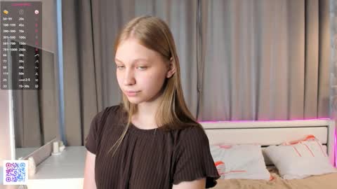 Snapshot of dollyburruss chatting on 10/30/25, 04:47 Emilia online show from 10/30/25, 04:47