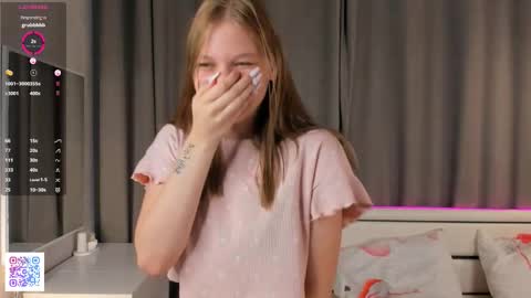 Snapshot of dollyburruss chatting on 11/02/25, 04:04 Emilia online show from 11/02/25, 04:04