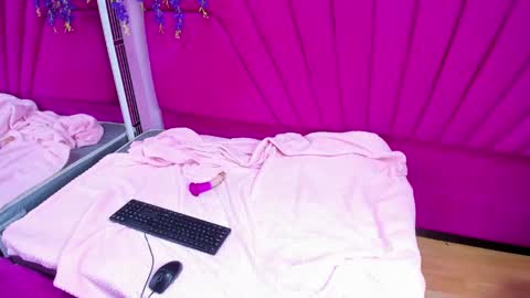 Snapshot of dollyjuicy1 chatting on 01/27/25, 02:42 dollyjuicy1 online show from 01/27/25, 02:42