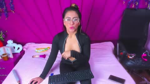 Snapshot of dollyjuicy1 chatting on 03/04/25, 04:06 dollyjuicy1 online show from 03/04/25, 04:06