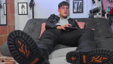 Snapshot of dom2travelers_sm chatting on 02/16/25, 10:21 Diego Castell online show from 02/16/25, 10:21