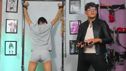 Snapshot of dom2travelers_sm chatting on 02/20/25, 01:40 Diego Castell online show from 02/20/25, 01:40