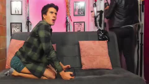 Snapshot of dom2travelers_sm chatting on 03/10/25, 11:21 Diego Castell online show from 03/10/25, 11:21