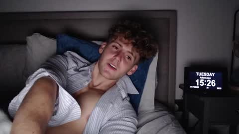 Snapshot of dominantalex182 chatting on 10/28/25, 03:25 Alex... online show from 10/28/25, 03:25