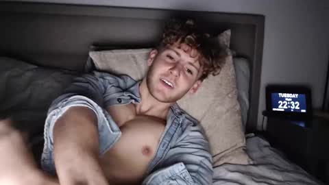 Snapshot of dominantalex182 chatting on 11/11/25, 10:32 Alex... online show from 11/11/25, 10:32