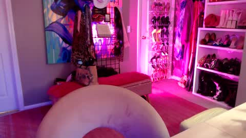 Snapshot of dommetomorrow chatting on 12/07/24, 02:09 DommeTomorrow online show from 12/07/24, 02:09