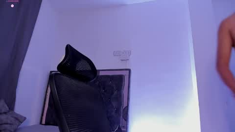 Snapshot of donathoo chatting on 05/17/26, 02:09 Donat Independent Model online show from 05/17/26, 02:09