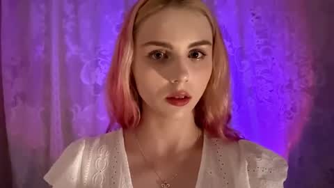Snapshot of donettastrowbridge chatting on 10/19/25, 03:34 Karolina online show from 10/19/25, 03:34