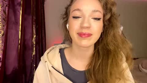 Snapshot of dorenenealey chatting on 11/22/25, 03:33 Alisa online show from 11/22/25, 03:33