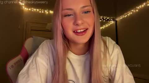 Lana  Eva  dont forget to give us a thumb up online show from 10/31/25, 12:17