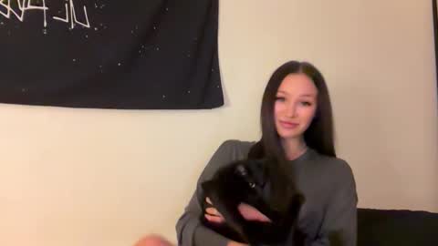 MOLLYYYY dont forget to give me a thumb up online show from 10/24/25, 01:07