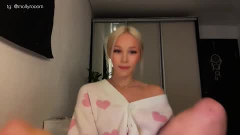 Snapshot of doublesees chatting on 05/31/26, 01:18 MOLLYYYY dont forget to give me a thumb up online show from 05/31/26, 01:18