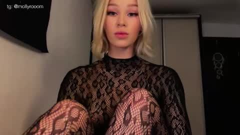 Snapshot of doublesees chatting on 06/01/26, 02:19 MOLLYYYY dont forget to give me a thumb up online show from 06/01/26, 02:19