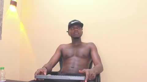 Snapshot of douglas_099 chatting on 12/05/25, 12:08 DOUGLAS online show from 12/05/25, 12:08