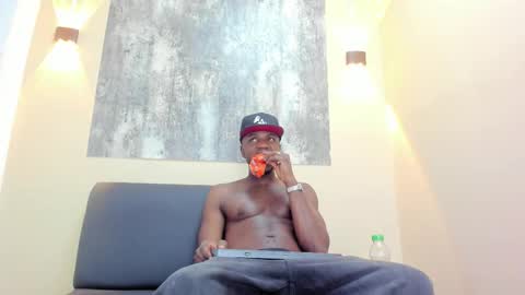 Snapshot of douglas_099 chatting on 12/18/25, 02:17 DOUGLAS online show from 12/18/25, 02:17