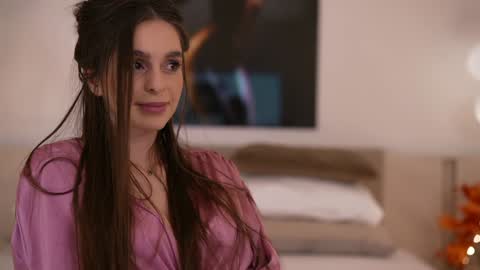 Snapshot of dovia chatting on 11/08/25, 07:52 . . online show from 11/08/25, 07:52