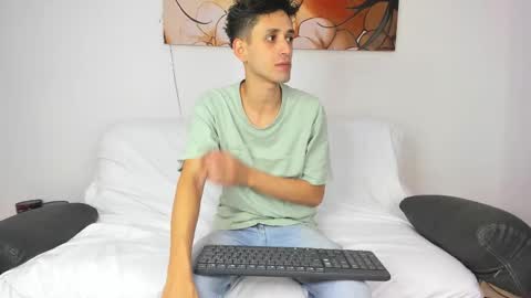 Snapshot of drake_and_zara chatting on 12/18/25, 12:11 Drake and Zara online show from 12/18/25, 12:11