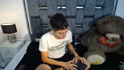 Snapshot of dravith_and_valery chatting on 03/01/25, 02:37 -- nicolle and jhon -- online show from 03/01/25, 02:37