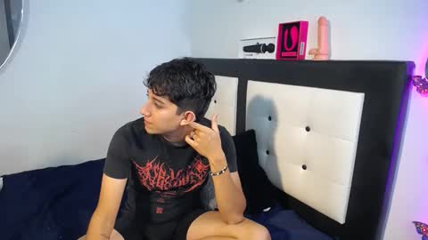 Snapshot of dravith_and_valery chatting on 10/03/25, 01:02 -- nicolle and jhon -- online show from 10/03/25, 01:02