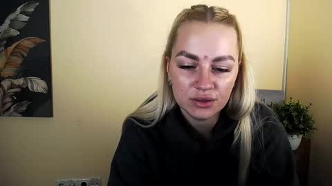 Snapshot of dream_dolly_ chatting on 10/17/25, 01:35 dream_dolly_ online show from 10/17/25, 01:35