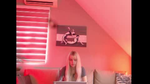 A girl online show from 10/10/25, 07:29