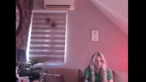 A girl online show from 04/24/26, 07:33