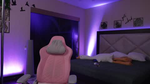 Snapshot of dreamgogo chatting on 02/08/25, 01:11 Sarah online show from 02/08/25, 01:11