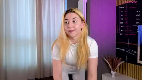 Snapshot of dreamhannah chatting on 10/16/25, 10:05 Hannah online show from 10/16/25, 10:05