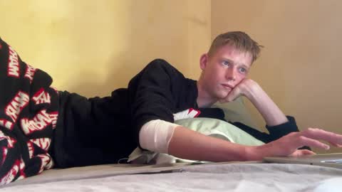 dreamy_devi1 online show from 04/15/26, 01:51