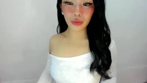 Snapshot of dripqueenxoxo chatting on 09/15/25, 08:09 miss. Erika online show from 09/15/25, 08:09