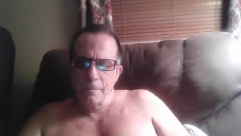 Snapshot of drthick1224 chatting on 10/13/25, 12:43 drthick1224 online show from 10/13/25, 12:43