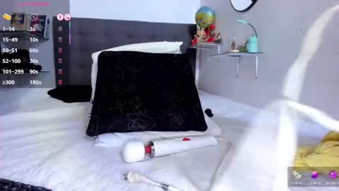 Snapshot of dulccemariaa chatting on 10/18/25, 10:32 Dulce Maria online show from 10/18/25, 10:32