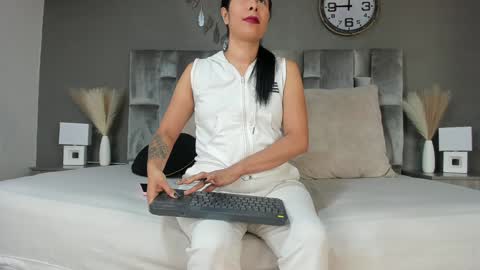 Snapshot of dulceaurora_ chatting on 01/27/25, 02:42 DULCE AURORA online show from 01/27/25, 02:42