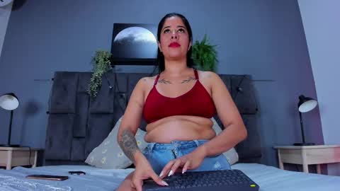 Snapshot of dulceaurora_ chatting on 12/15/25, 01:32 DULCE AURORA online show from 12/15/25, 01:32