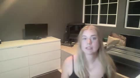 Snapshot of dumbblondexoxo chatting on 12/12/24, 06:47 dumbblondexoxo online show from 12/12/24, 06:47