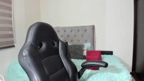 Snapshot of duqueza4you chatting on 03/08/25, 02:45 Katia online show from 03/08/25, 02:45