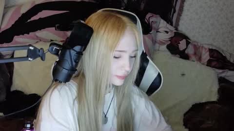 Snapshot of dust1rl chatting on 11/27/25, 10:12 Hentai Lord online show from 11/27/25, 10:12