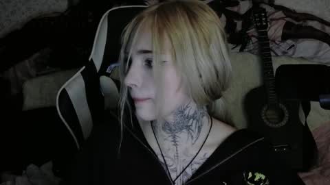 Snapshot of dust1rl chatting on 11/28/25, 10:56 Hentai Lord online show from 11/28/25, 10:56