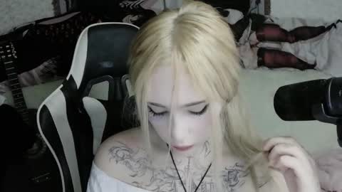 Snapshot of dust1rl chatting on 11/29/25, 10:46 Hentai Lord online show from 11/29/25, 10:46