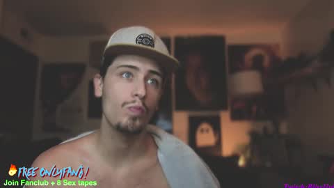 Snapshot of dylandaniel69 chatting on 02/21/25, 06:29 Dylan Daniel 7.8 online show from 02/21/25, 06:29