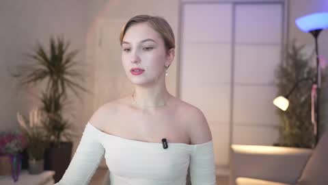 Snapshot of e_m_m_i_e chatting on 02/21/25, 11:43 Emily online show from 02/21/25, 11:43