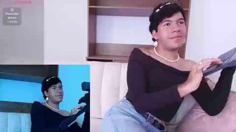 Snapshot of e_r_o_s_ chatting on 09/13/25, 01:55 John online show from 09/13/25, 01:55