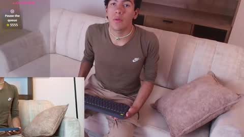 Snapshot of e_r_o_s_ chatting on 09/24/25, 09:40 John online show from 09/24/25, 09:40