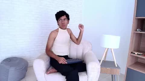 Snapshot of e_r_o_s_ chatting on 10/09/25, 08:07 John online show from 10/09/25, 08:07